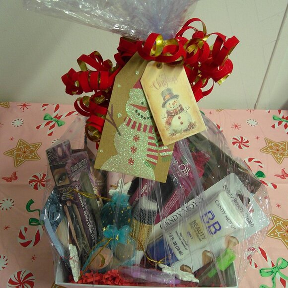 Merry & Matte - 17-Piece Christmas Makeup Gift Basket, Holiday Gifts for Her - Picture 2 of 5